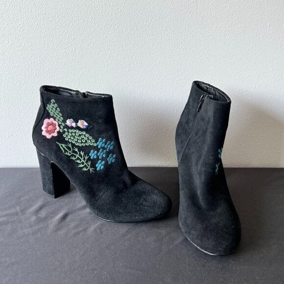 Nanette Lepore "Beverly" Black Suede Boots Floral Embroidery Size 8 - Picture 2 of 9